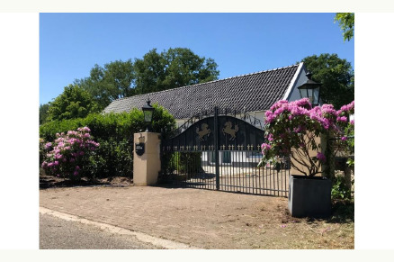 Vrijstaande boerderij aan het natuurgebied Maasduinen met zwembad en 5 stallen VMP050